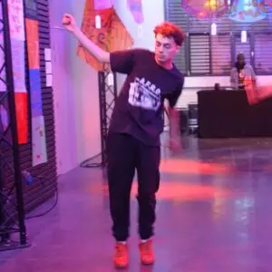 Élèves en spectacle de danse en studio