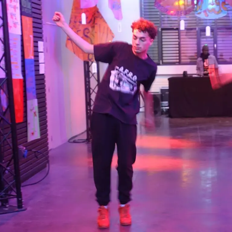 Élèves en spectacle de danse en studio