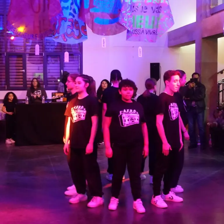 Élèves en spectacle de danse en studio