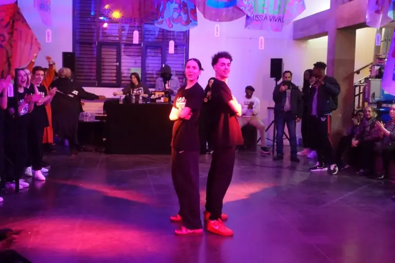 Élèves en spectacle de danse en studio